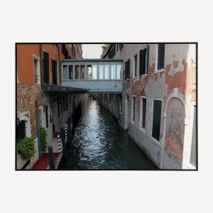 Poster en Print - Kanaal in Venetie Met Bruggetje